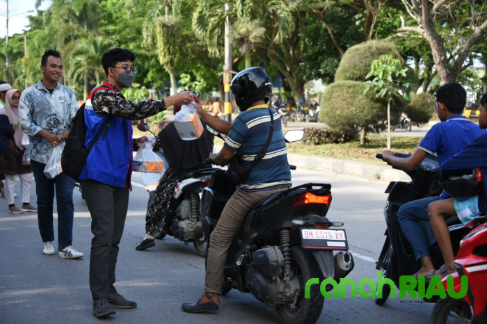 Berbagi Berkah Ramadhan, PT KPI RU Dumai bagikan ratusan Takjil untuk Masyarakat